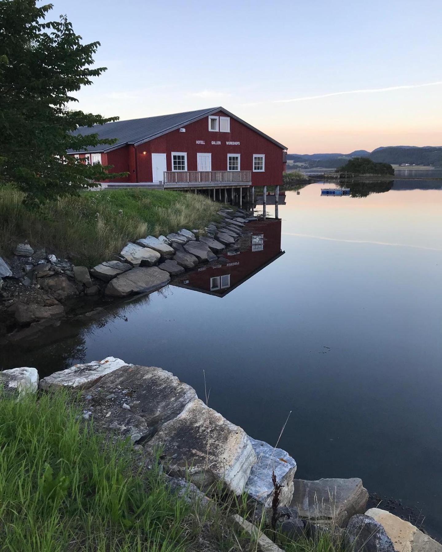Saga, Et Unikt, Sjarmerende Badehotell Med Fa Rom, Sauna Og Badebrygge - Inderoy Straumen  Экстерьер фото